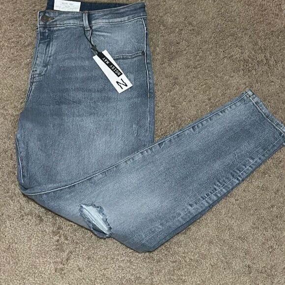 Noisy may Denim - Noisy May Plus 48x32 Callie High Waist Super Skinny Jeans Light Distressed Denim
